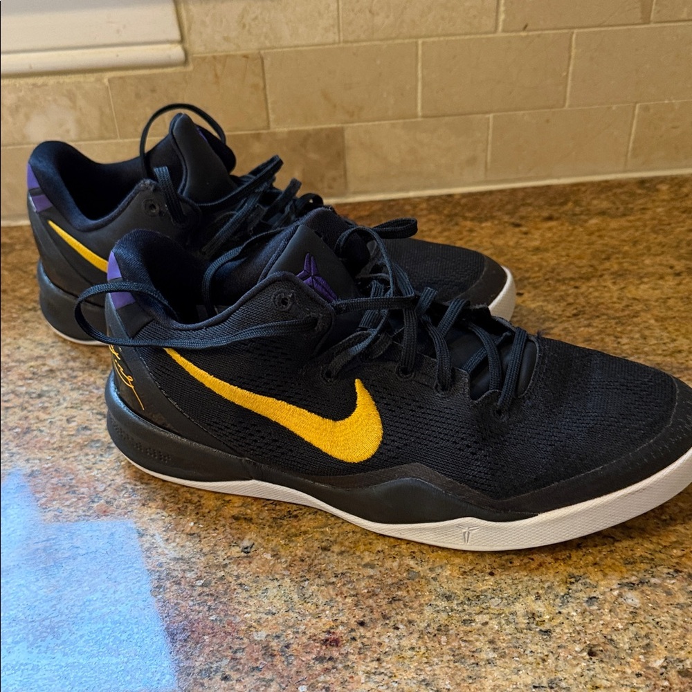 Kobe Nike boys basketball Sneakers size 6.5y